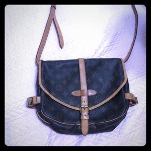 Authentiv louise vuitton saumur crossbody bag